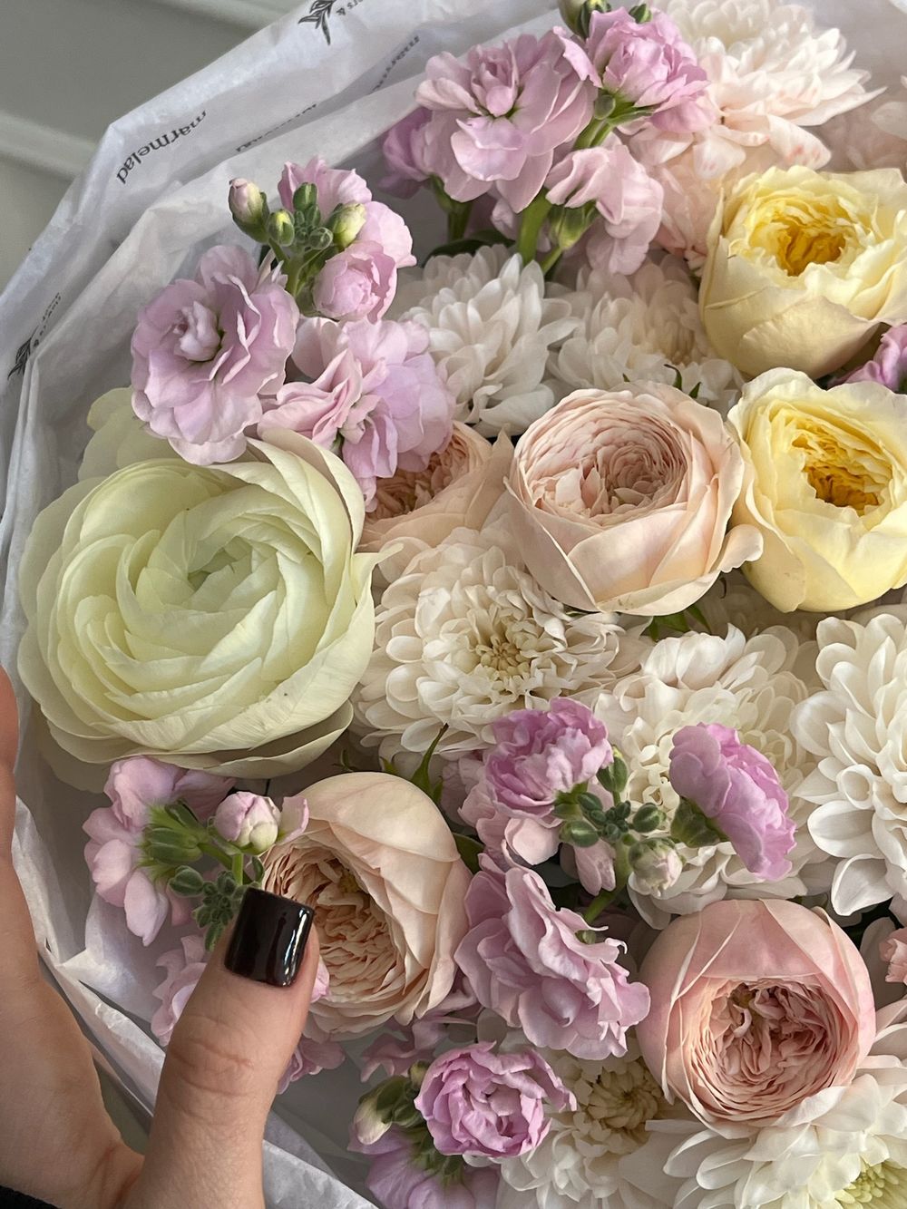 Букет из кустовых пионовидных роз, маттиолы, хризантемы и ранункулюса