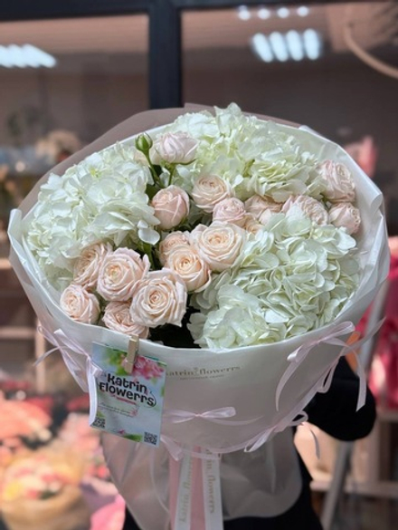 Букет гортензий и пионовидных роз