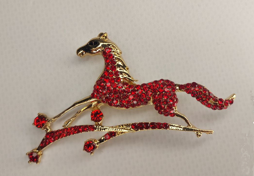 Брошка "Красная огненная лошадь". Женская брошь,украшение.Подарок на новый год. Символ года