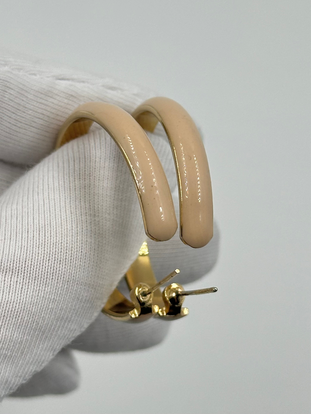 Серьги кольца с бежевой эмалью