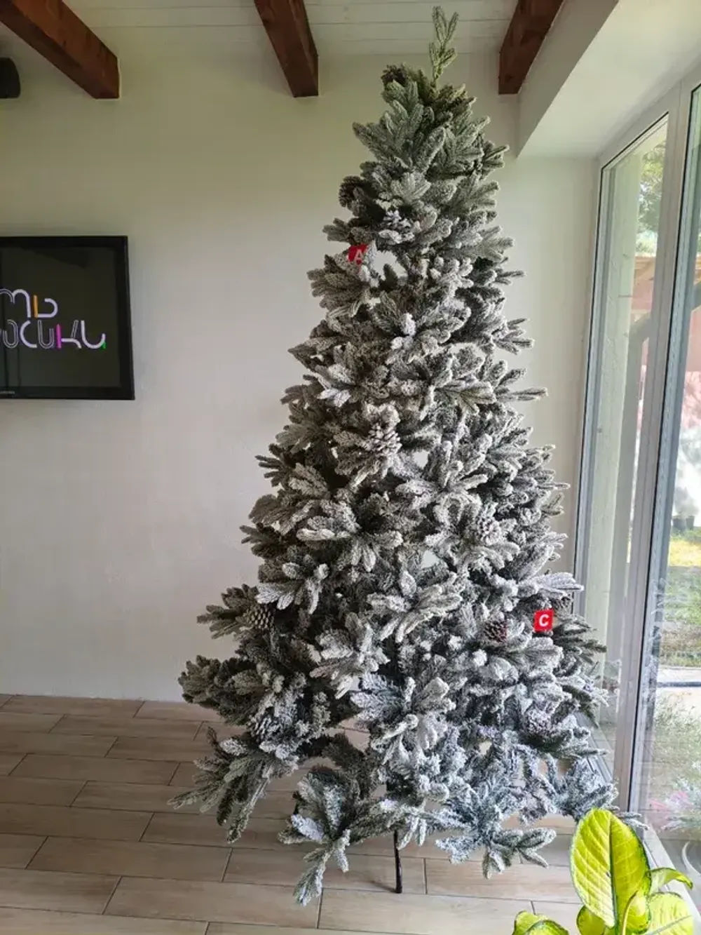 Заснеженная елка с гирляндой встроенной и шишками «Saint Paul» Сейнт Пол (Литая+пвх) от 1,8 м до 3 м