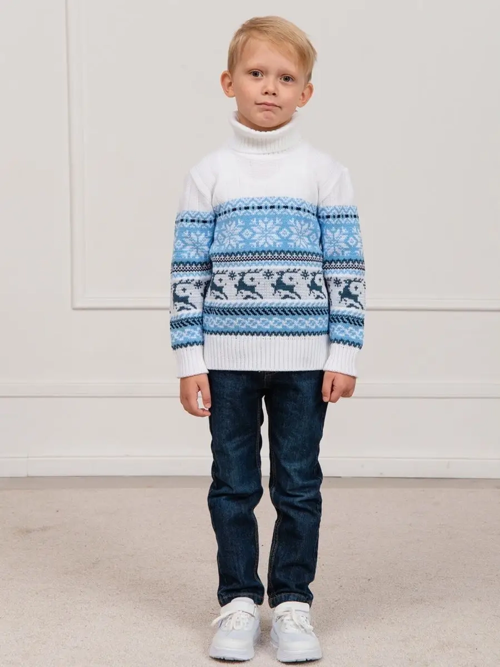 Свитер вязаный с оленями новогодний