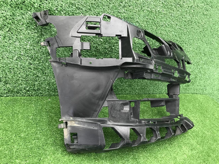 Кронштейн переднего бампера BMW 5er G30 (17-20)