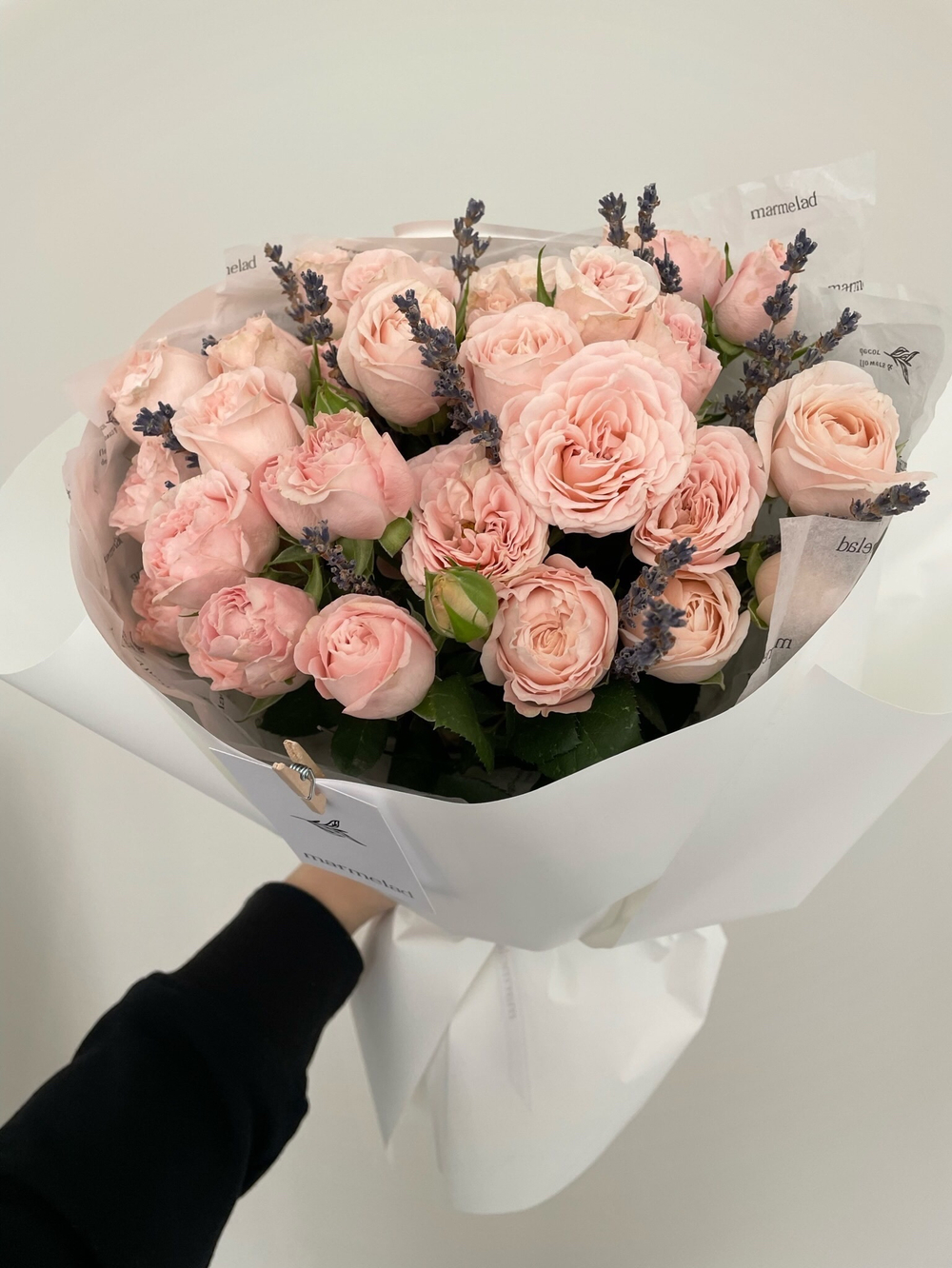 Авторский букет из пионовидных роз с лавандой в оформлении