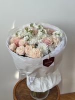 Сборный букет из хризантемы, маттиолы, кустовых пионовидных роз и диантусов крем - размер M