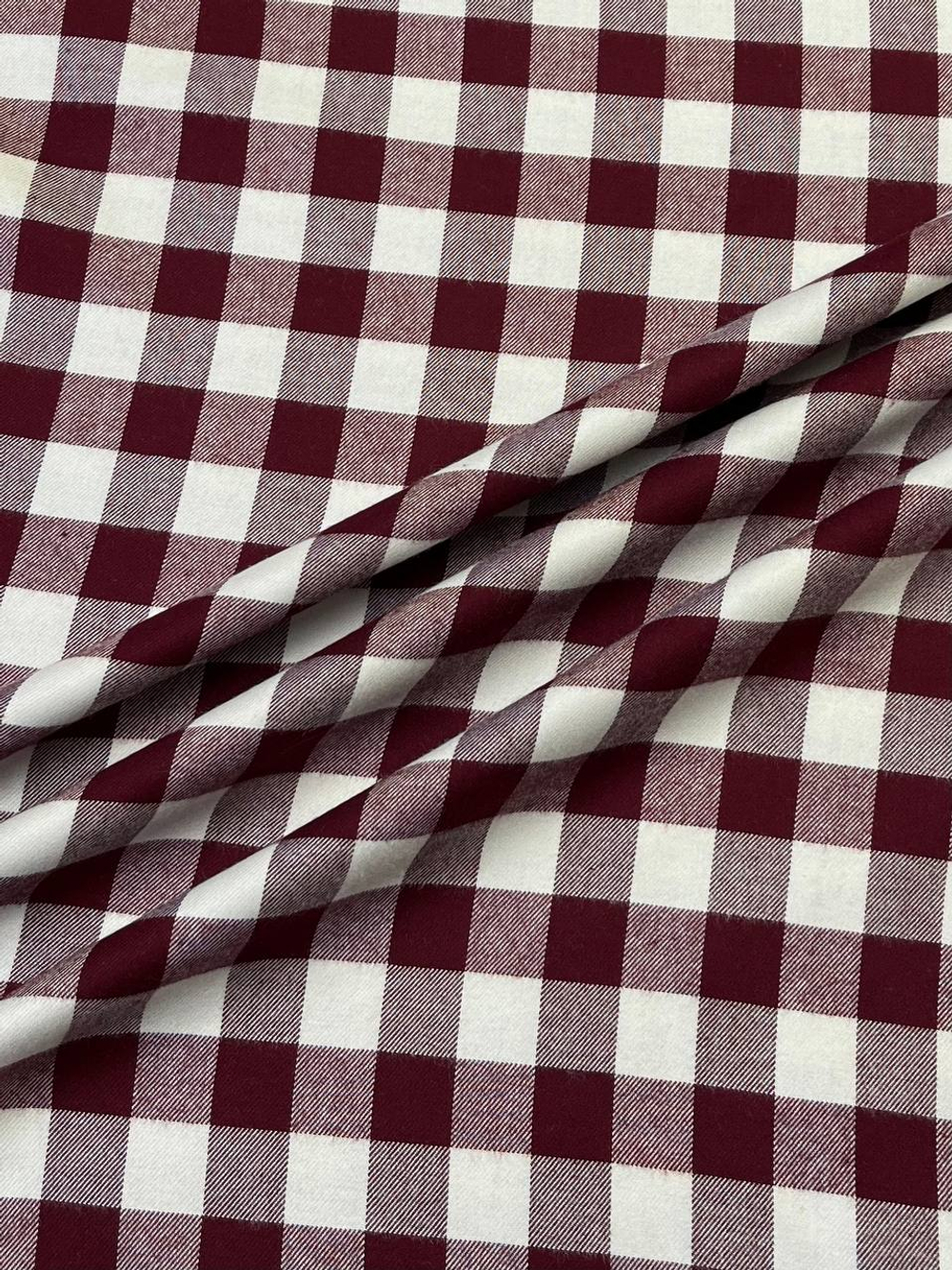 Вискоза в бело-вишневую клетку