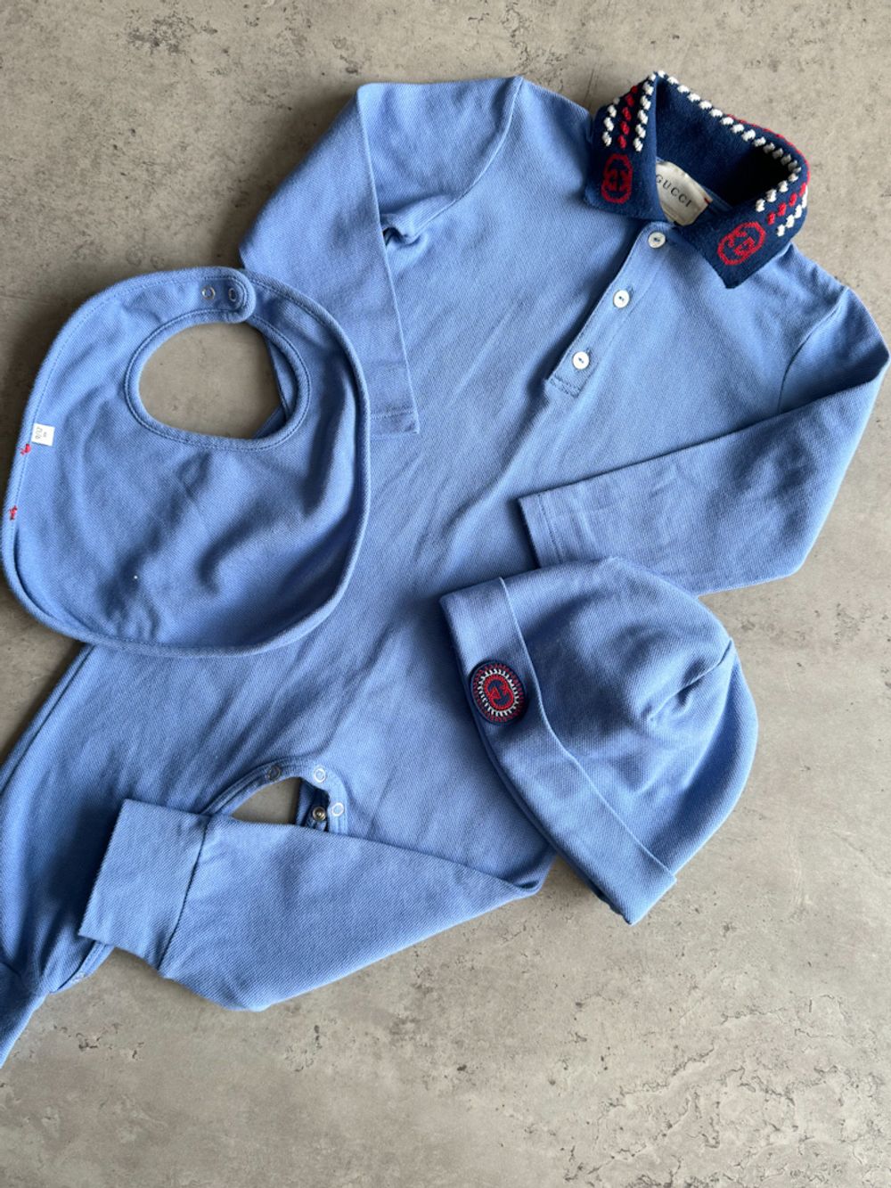 Комплект из хлопкового боди и шапочки с нагрудником Gucci, 74