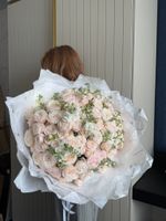 Гранд букет из кустовых пионовидных роз и маттиолы