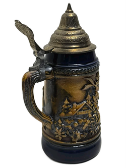 Кружка пивная миниатюрная, украшенная сценой флирта