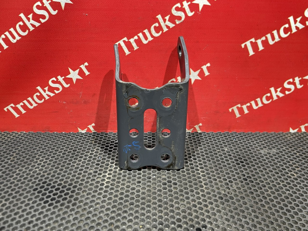 Кронштейн амортизатора переднего правый 2021г.