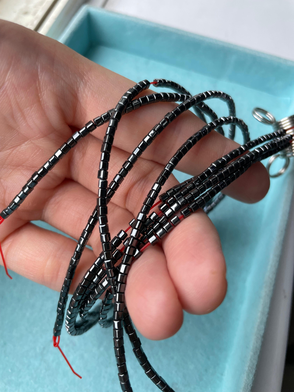 гкв2-ч Гематит синт. кубик выпуклый 2мм черный, 19см