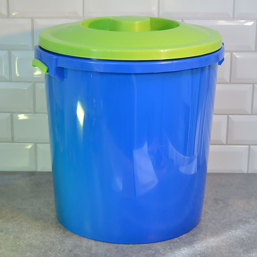 Бак 32л пищевой цветной с крышкой