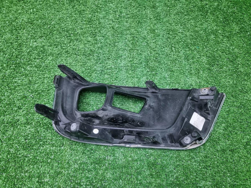 Накладка ПТФ левая Toyota Land Cruiser 300 (21-нв)