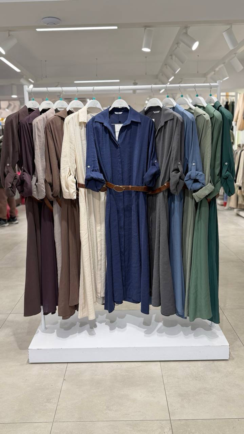 Платье -рубашка с боковыми кармана в комплекте с поясом