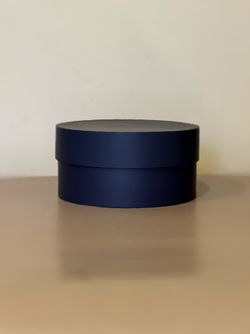 Короткая круглая коробка 18 см.  Цвет: темно синий . Розница 300 рублей .