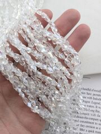 Бусины треугольные 4мм, прозрачный с переливом