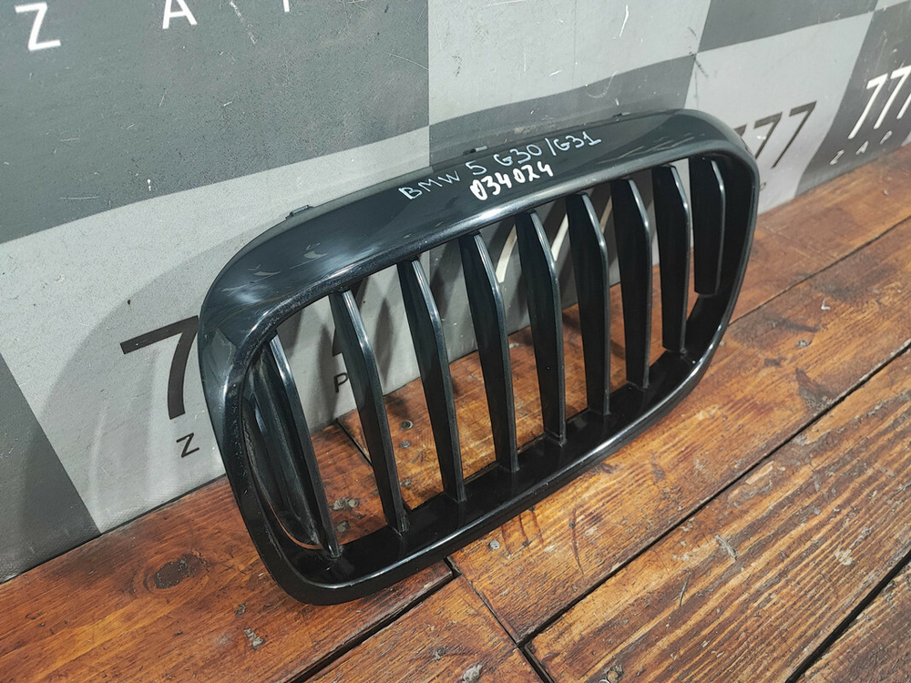 Решетка радиатора левая BMW 5-Series (G30) 17-20 Б/У Оригинал 51137383519
