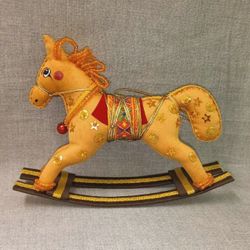 Бисерная ёлочная игрушка Лошадка-качалка №2