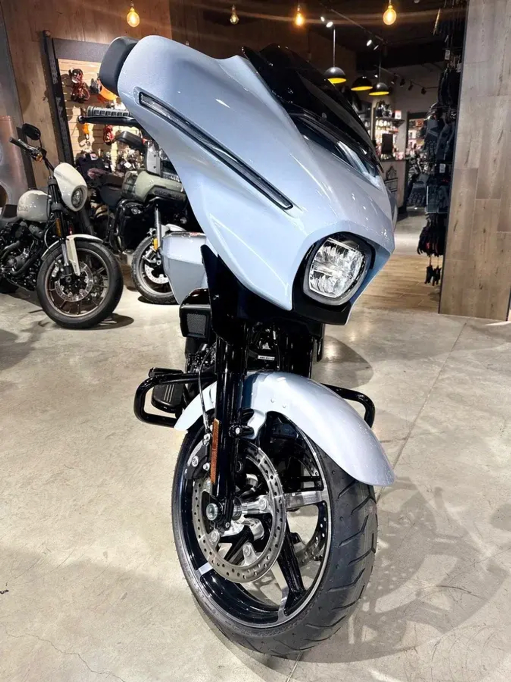 Harley-Davidson Street Glide 117 ATLAS SILVER METALLIC (BLACK TRIM) с НДС