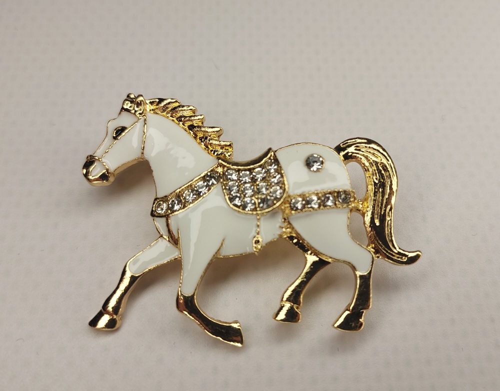 Брошка "Белая лошадь". Женская брошь,украшение.Подарок на новый год. Символ года