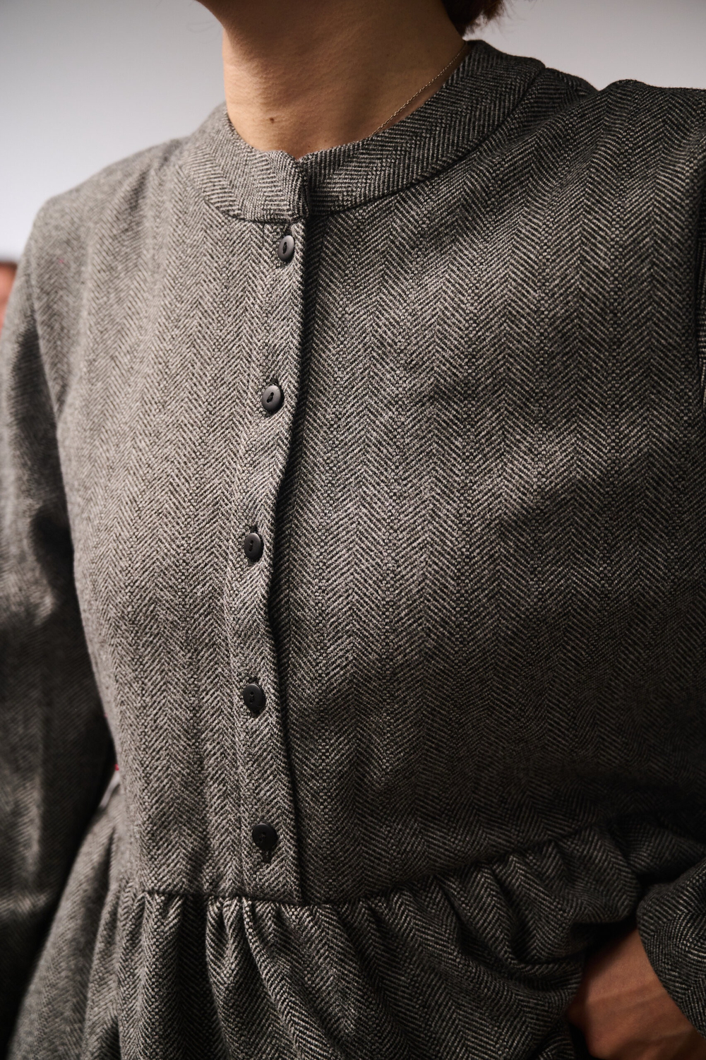 Платье оверсайз из смесовой ткани в елочку