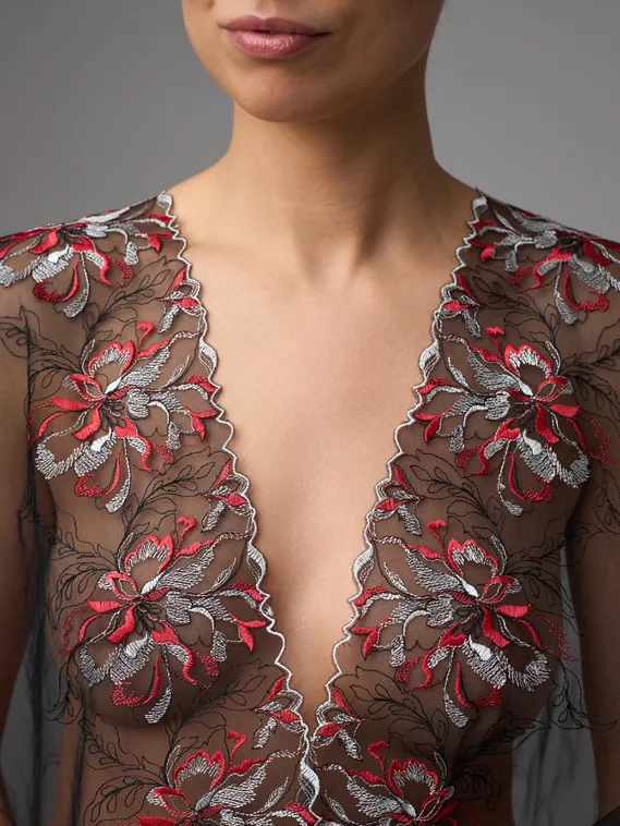 05-168 Вышивка на неэл. сетке 22 см, черный/серый/красный (левая)