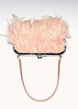 Сумка с перьями и короткой ручкой