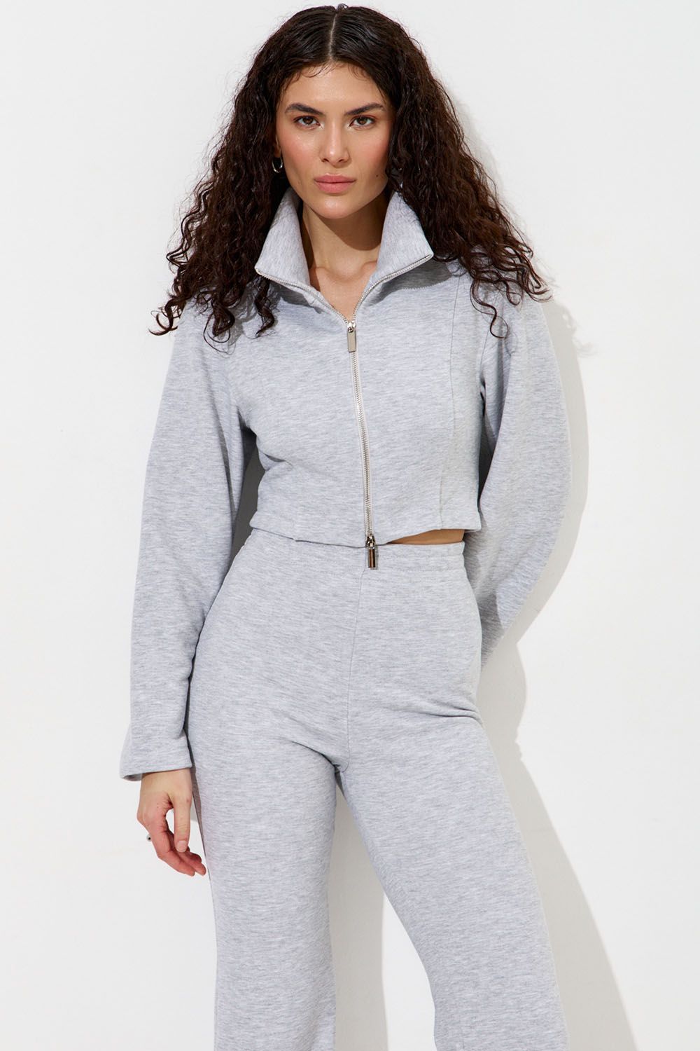 Приталенная олимпийка с рукавом клеш цвета серый меланж