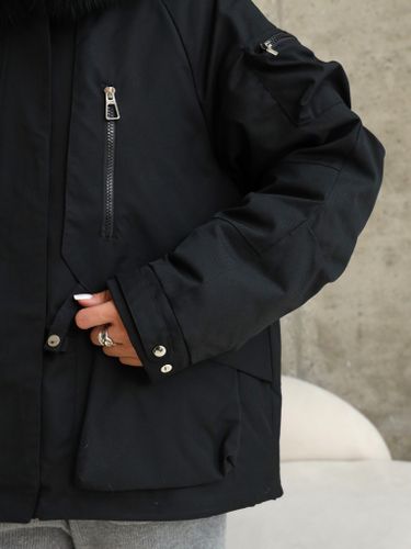 Черная укороченная парка с меховым воротником