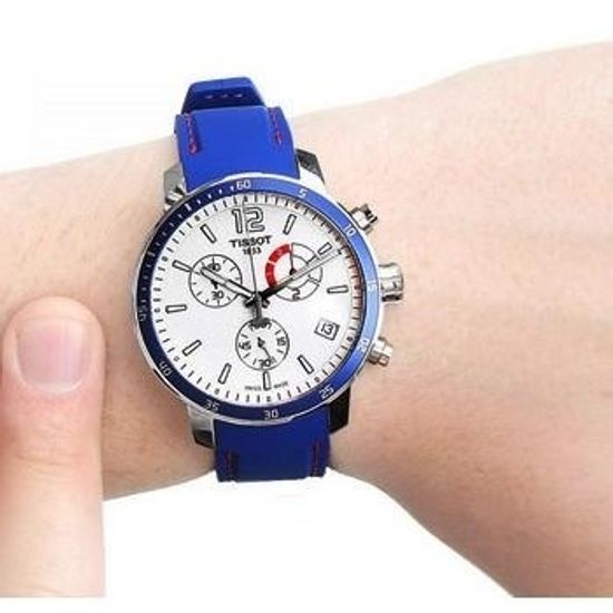 Tissot T095.449.17.037.00 Мужские швейцарские часы посвящены футболу, с хронографом на ремешке T-Sport Quickster на руке
