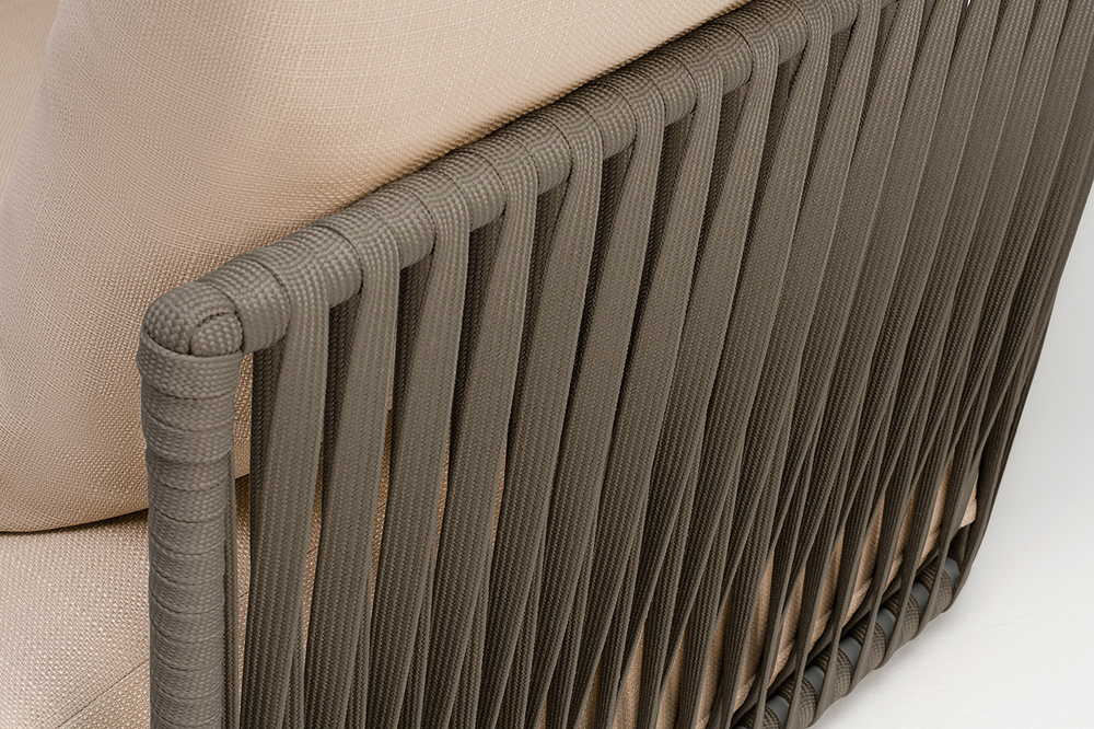 "Форли" кресло плетеное из роупа, каркас алюминий светло-серый (RAL7035) муар, роуп серо-коричневый 23мм, ткань Mossle бежевая