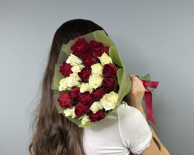 Букет роз Атена и Мадам Рэд 40 см (в упаковке)