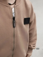 Бежевый спортивный костюм для мальчика в школу