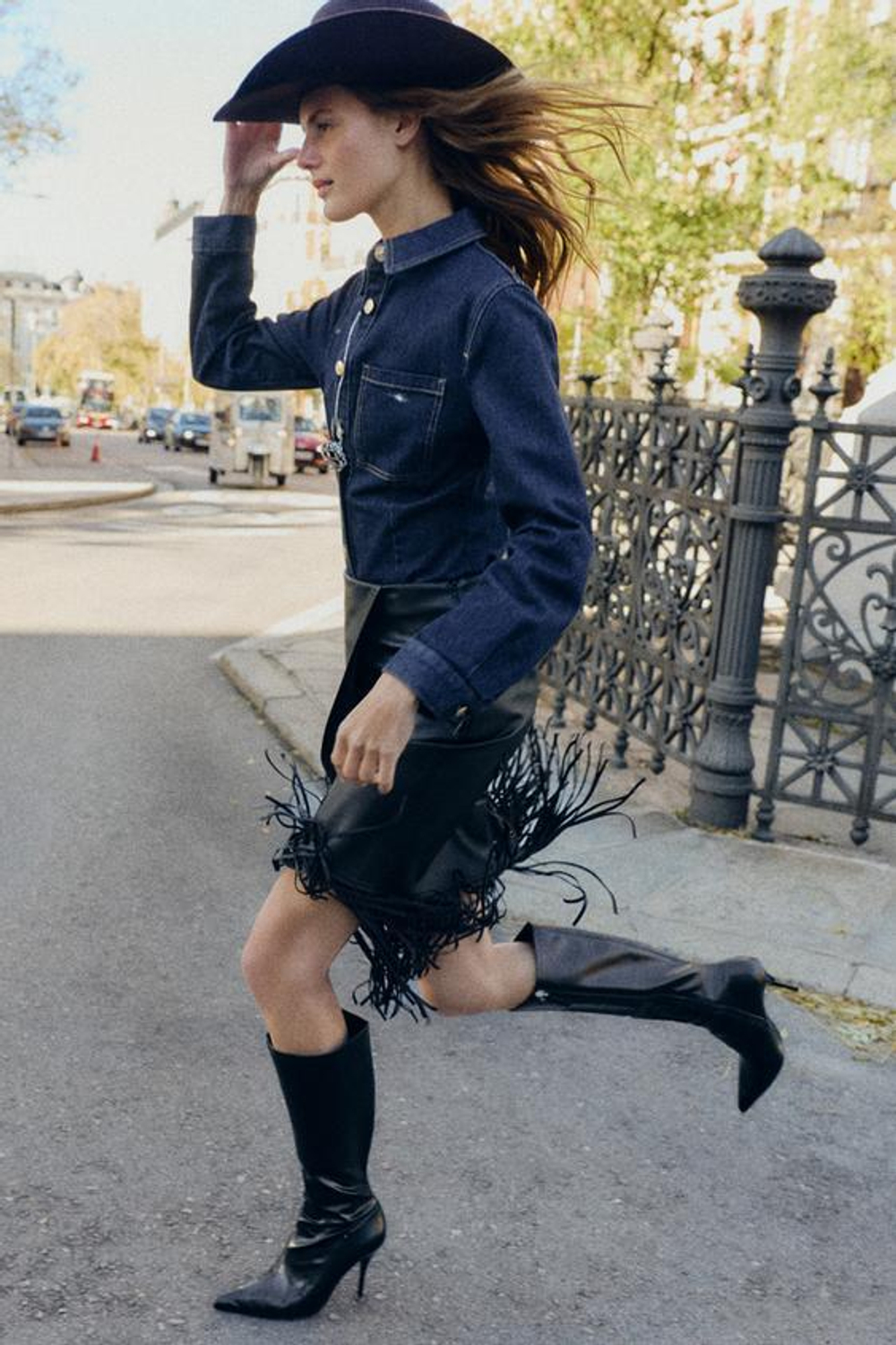 ZARA ЮБКА МИДИ ИЗ ИСКУССТВЕННОЙ КОЖИ С БАХРОМОЙ, ЧЕРНЫЙ