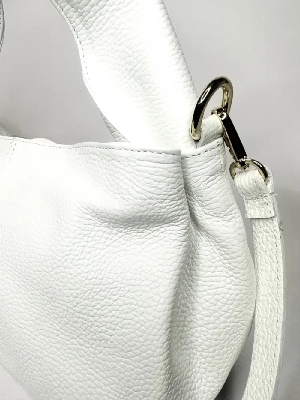 Женская сумка из натуральной кожи белого цвета