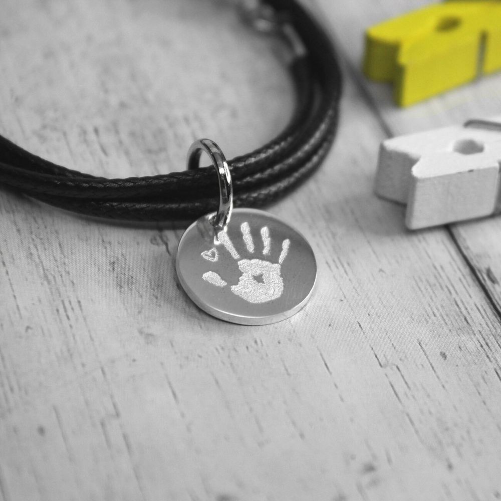 Кожаный браслет шнурок с гравировкой отпечатка на заказ