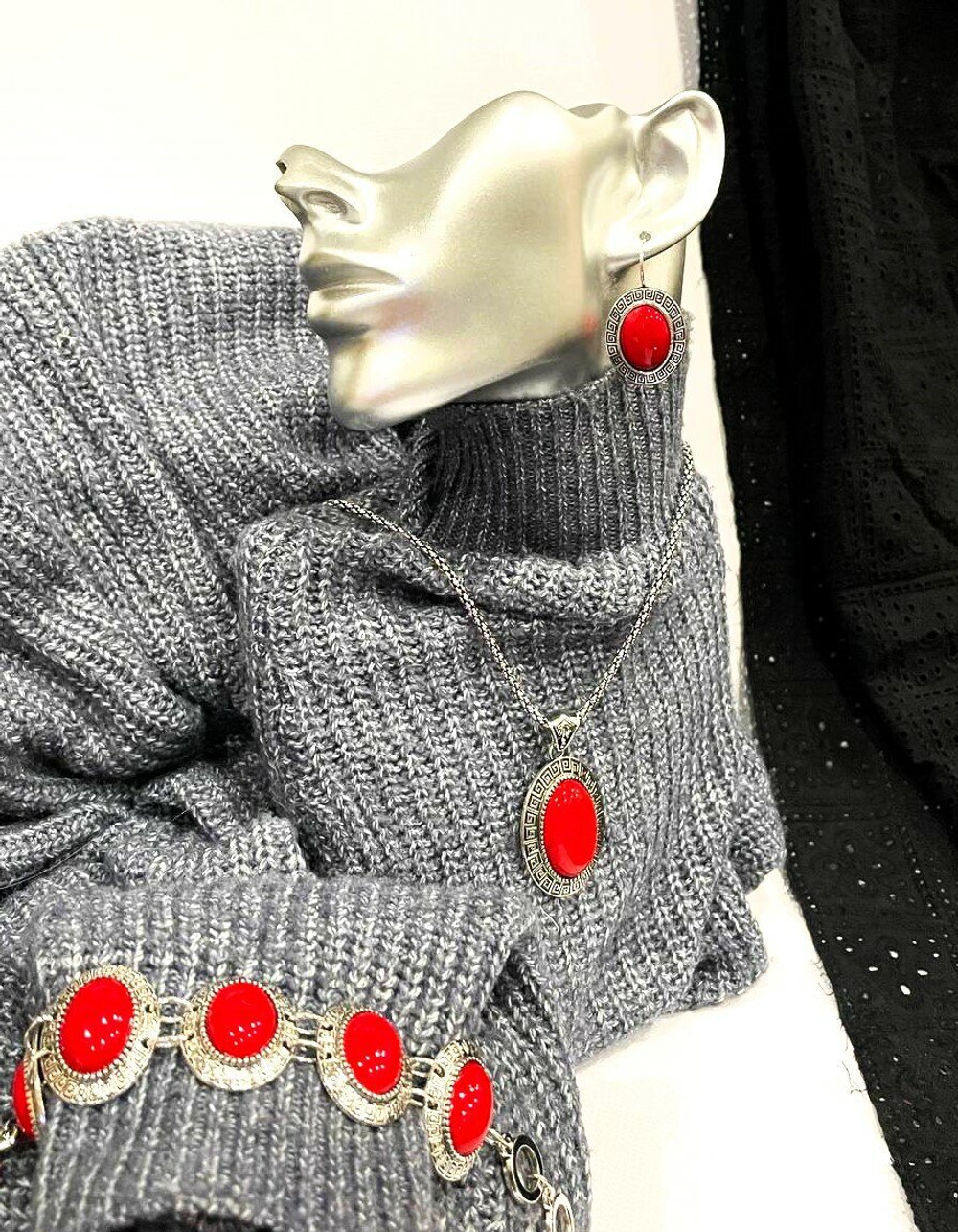 Комплект бижутерии. "Красный коралл" - подвеска, серьги и браслет.  Форма-овал.