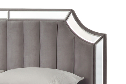 Кровать Garda Decor с зеркальными вставками серая 214*172*127 см