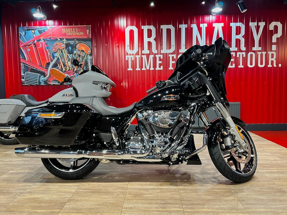 STREET GLIDE SPECIAL, 2024 VIVID BLACK CHROME TRIM