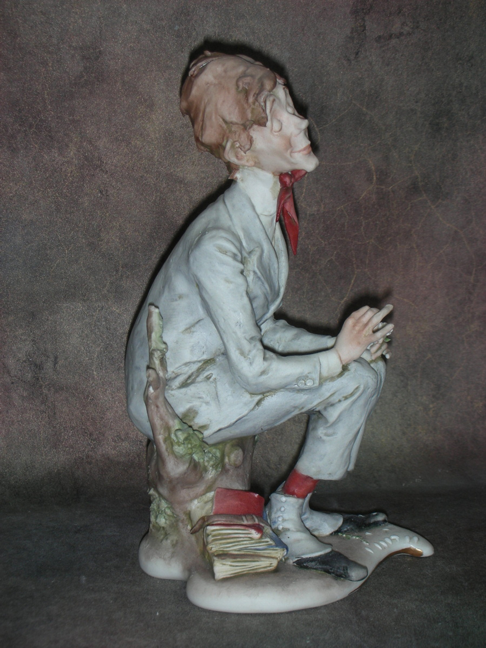 Статуэтка. Фарфор. Любит — не любит. Capodimonte. Италия