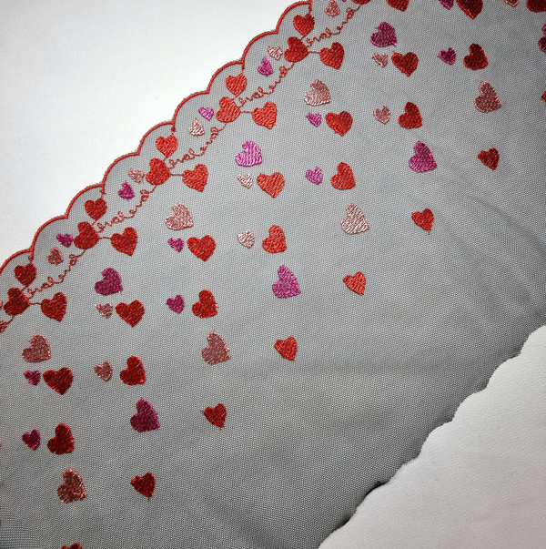 Вышивка на сетке сердечки на черном К112 левая