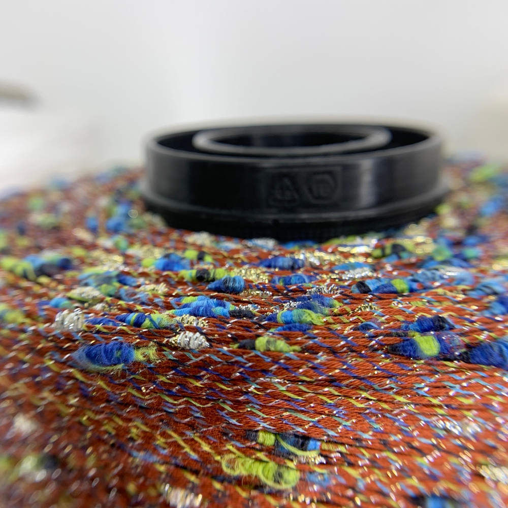 CRISTALLO - Luxury Production by Ri.Go; 75% хлопок, 15% люрекс, 10п/а; 700м/100гр; col.3332, цвет: терракотовый с лимонным серебром с лаймовыми, сине-голубыми, серебристыми и золотистыми люрексом «шишечками» Есть бобинки: 94 гр