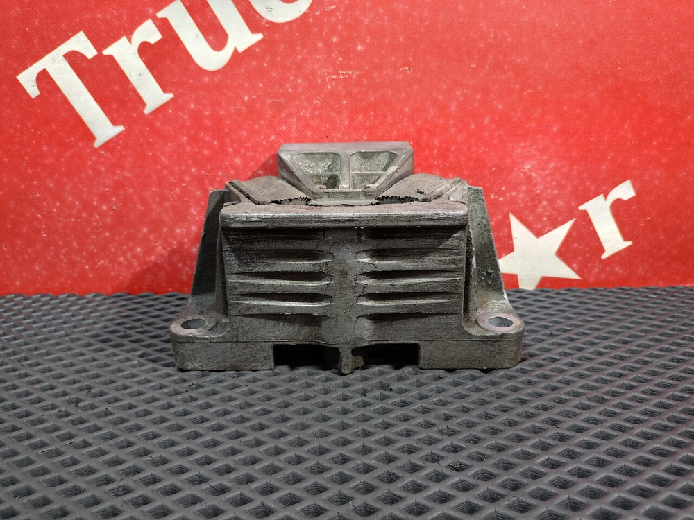 Подушка двигателя