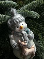 Новогодняя игрушка Снеговичок с олененком стекло