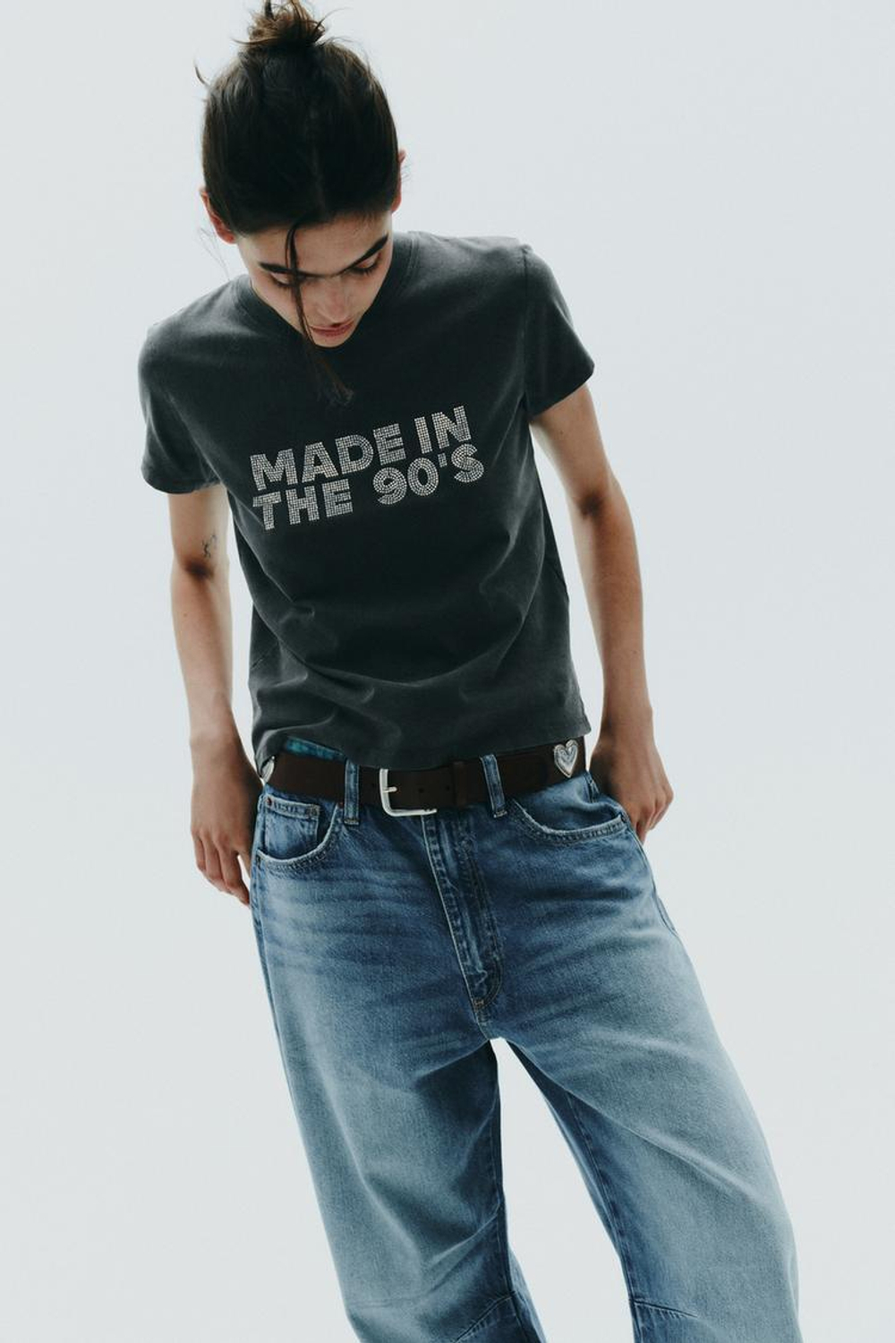 ZARA ФУТБОЛКА ИЗ ТКАНИ С ЭФФЕКТОМ ПОТЕРТОСТИ И СТРАЗАМИ, АНТРАЦИТОВО-СЕРЫЙ