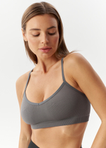 Бесшовный топ на бретелях из итальянской пряжи