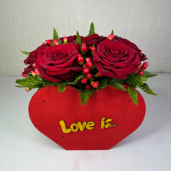 Букет из роз в коробке "Love is"