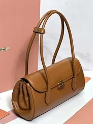 Cумку MIU MIU с двойной ручкой в коричневом цвете