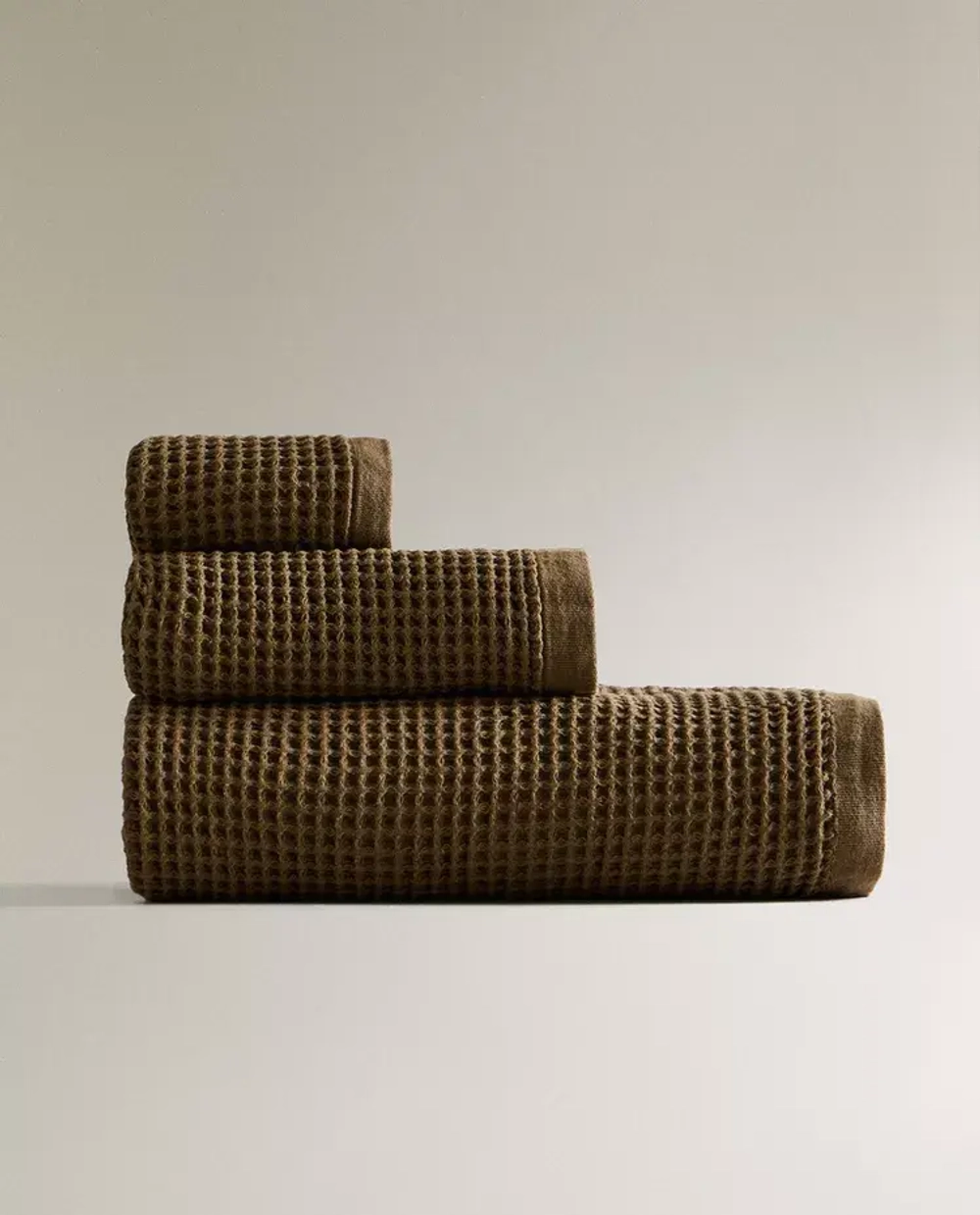 ZARA HOME ВАФЕЛЬНОЕ БАННОЕ ПОЛОТЕНЦЕ, ТЕМНЫЙ ХАКИ