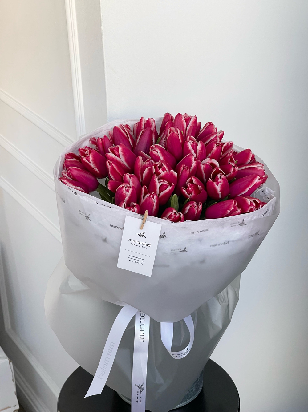 Букет из 51 малиново-белых тюльпанов - нет в наличии